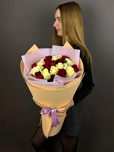 На фото №4 Нежный букет живых цветов из красных и белых роз в дизайнерской упаковке