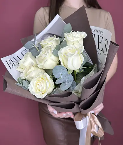 На фото №4 Букет живых цветов из 7 белых роз с эвкалиптом в дизайнерской упаковке