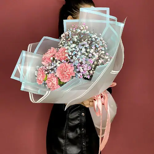 На фото №4 Букет живых цветов из Диантусов и Гипсофилы