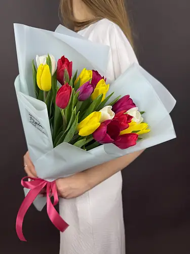 На фото №4 Букет из 17 разноветных тюльпанов
