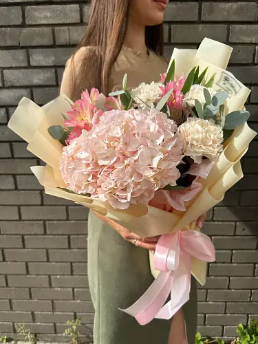 На фото №3 Букет с гортензией и альстромерий