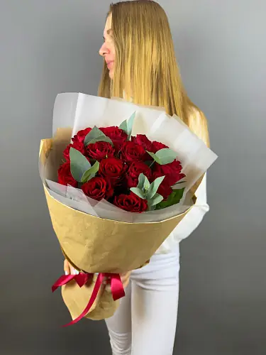 Букет живых цветов из красной розы премиум в дизайнерской упаковке