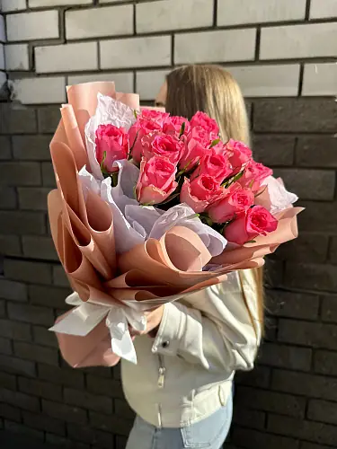 На фото №5 Букет из 15 розовых роз