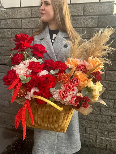 На фото №4 Корзина с розами и тюльпанами 