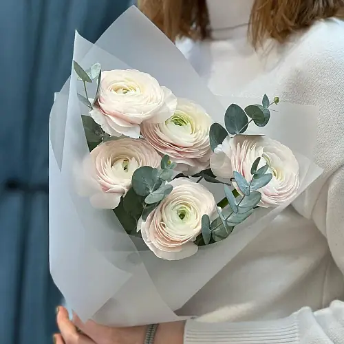 На фото №3 Ранункулюсы с Эвкалиптом