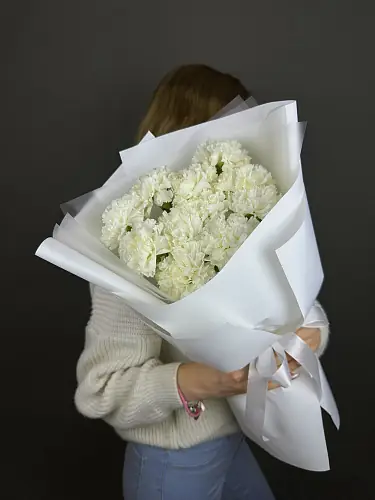 На фото №6 11 Белых гвоздик в упаковке