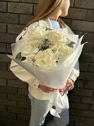 На фото №6 Букет живых цветов из 5 роз с эвкалиптом оформленный в дизайнерскую упаковку