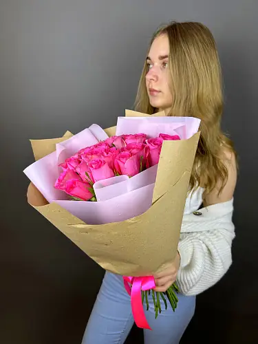 На фото №2 Букет живых цветов из 21 розы