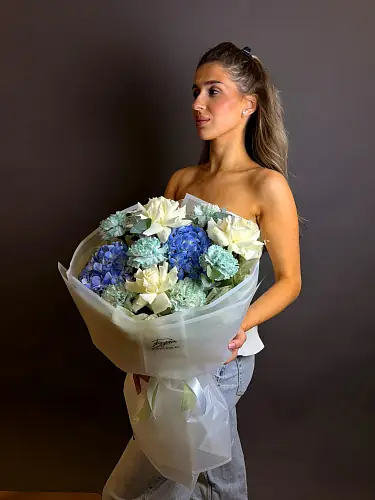 На фото №4 Букет с гортензиями и бирюзовыми диантусами 