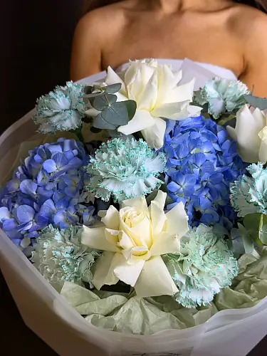 На фото №3 Букет с гортензиями и бирюзовыми диантусами 