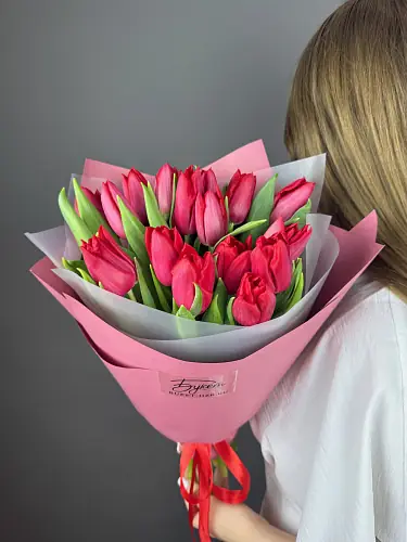 На фото №2 Букет из Красных Тюльпанов 15 шт