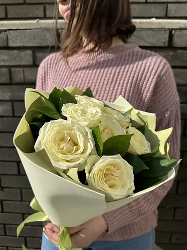 На фото №3 7 Белых роз в дизайнерской упаковке 