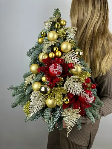 На фото №7 Елка с золотым декором 