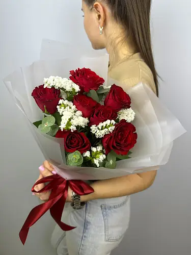 На фото №4 Букет живых цветов из роз и Статицы