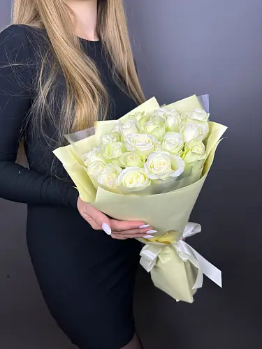 На фото №6 19 Белых роз