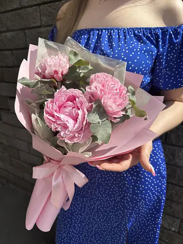 На фото №2 3 Пиона с эвкалиптом в дизайнерской упаковке 