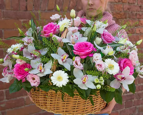 На фото №3 Корзина с розами и орхидеями