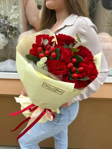Букет из красных роз и гиперикума