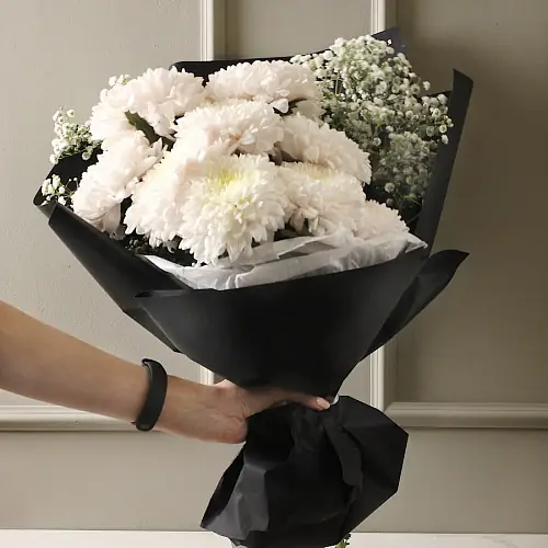 Траурный букет из хризантем и гипсофилы