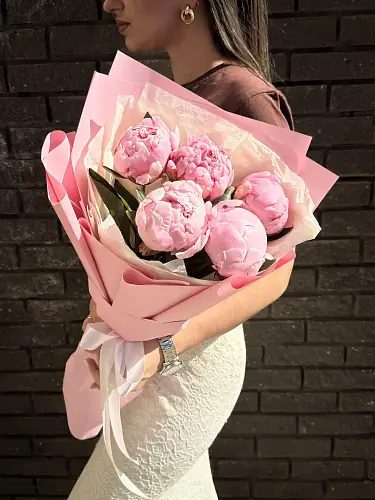 На фото №4 5 Розовых пионов в дизайнерской упаковке 