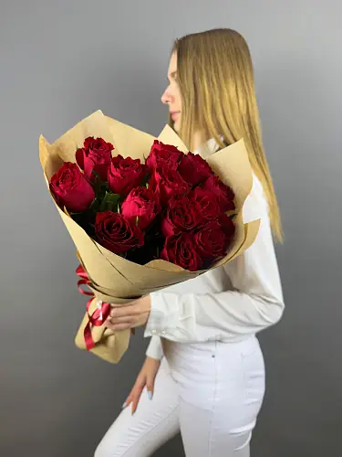 На фото №4 Роза красная премиум 15 штук