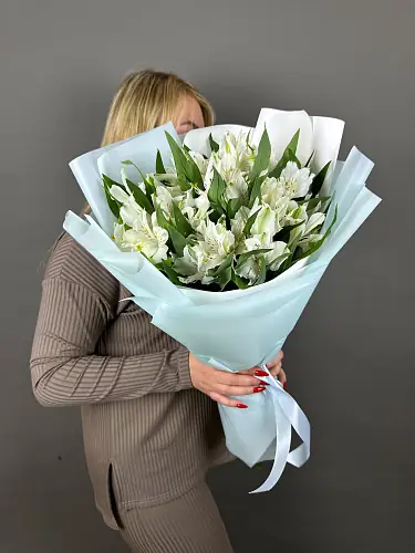 На фото №6 Букет живых цветов из 9 белых альстромерий в дизайнерской упаковке