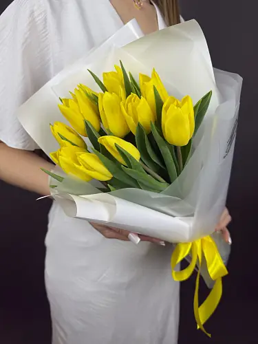 На фото №2 Букет из желтого тюльпана 11 шт.