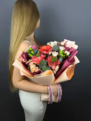 На фото №7 Букет из кустовых и пионовидных роз