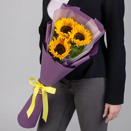 Букет из 3 Подсолнухов в упаковке