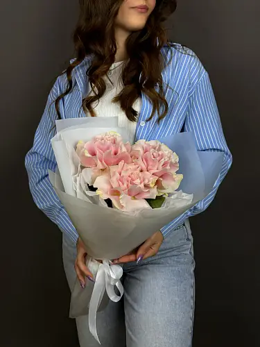 На фото №4 Нежный букет живых цветов с Розовыми розами в дизайнерской упаковке