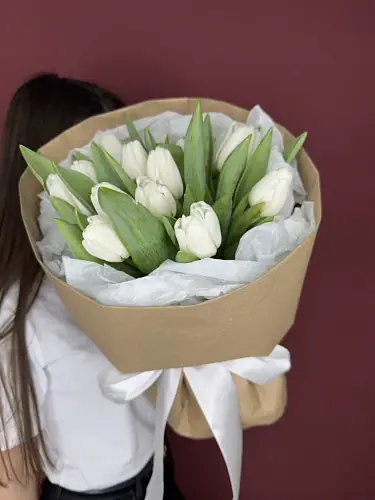 На фото №4 13 Белых Тюльпанов в упаковке