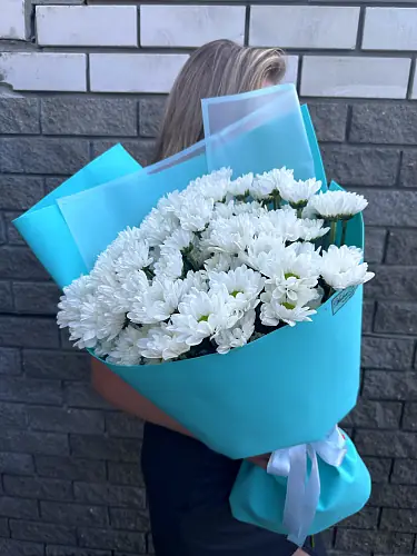 Букет живых цветов из 9 Кустовых хризантем в дизайнерской упаковке