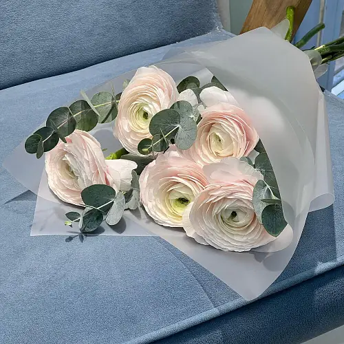 На фото №2 Ранункулюсы с Эвкалиптом