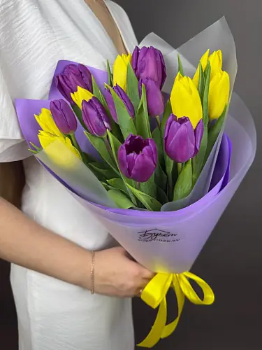 На фото №3 Букет из 15 Тюльпанов желтого и сиреневого цвета