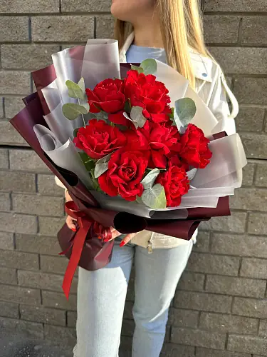На фото №4 7 Красных роз с эвкалиптом