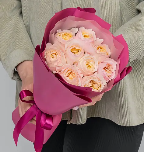 9 Пионовидных роз в упаковке 