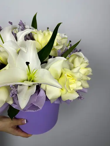 На фото №4 Композиция живых цветов с лилией и розами