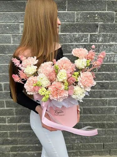 На фото №5 Нежно розовая композиция с эустомой и гвоздикой