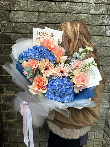 На фото №2 Гортензии и герберы