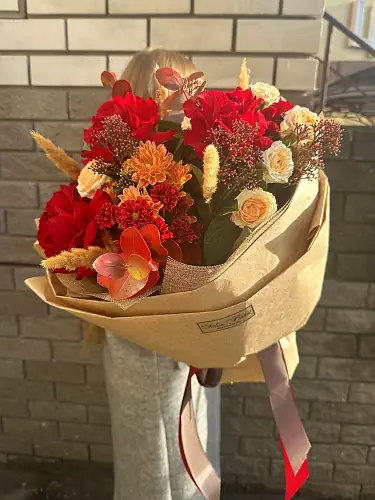 На фото №3 Букет кустовых хризантем с розами