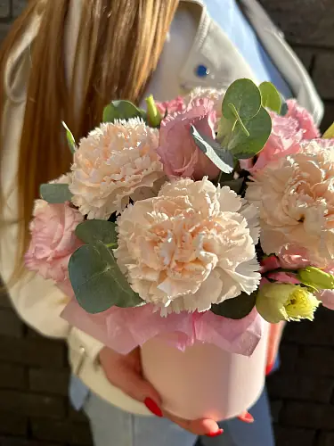 На фото №4 Композиция с эустомой и гвоздикой 