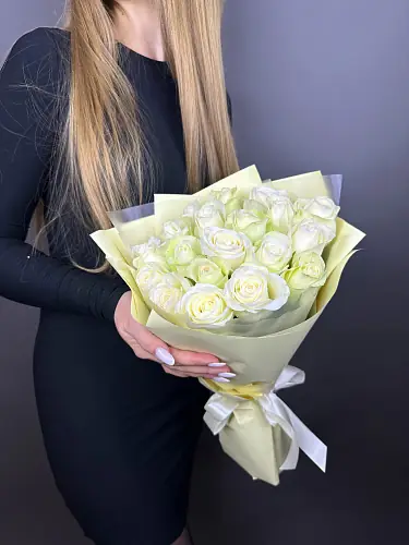 На фото №5 19 Белых роз в дизайнерской упаковке