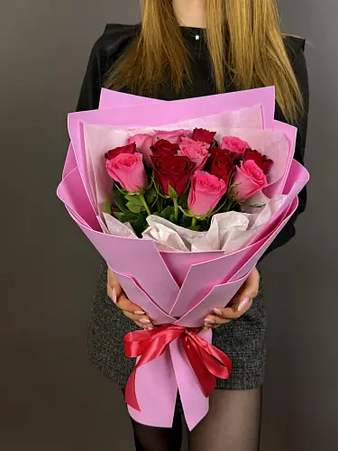 На фото №2 15 Роз в упаковке 