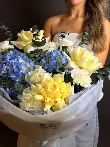 На фото №2 Букет с голубыми гортензиями и розами 