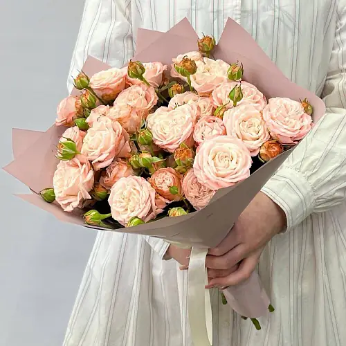 На фото №2 Букет из 11 нежных кустовых роз 