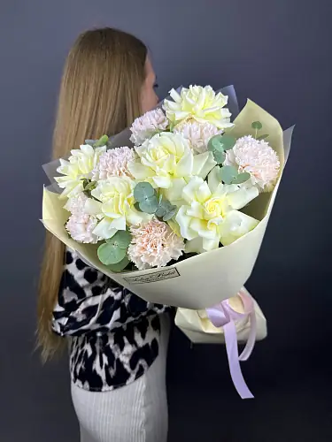 На фото №5 Букет живых цветов с гвоздиками и розой в дизайнерской упаковке