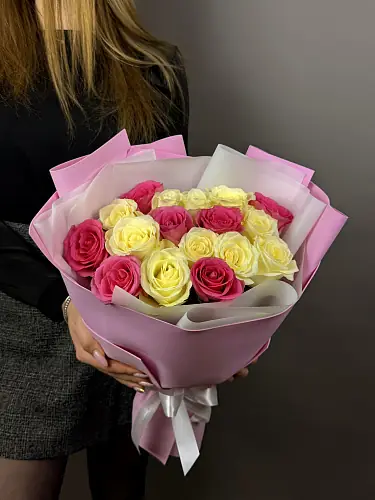 На фото №4 Нежный букет живых цветов из 17 роз микс в дизайнерской упаковке