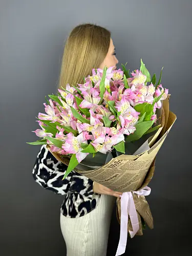 На фото №5 Моно-композиция с альстромерией