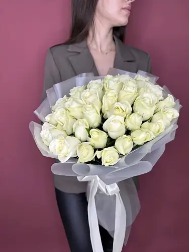 На фото №2 Букет живых цветов из 35 Белых Роз