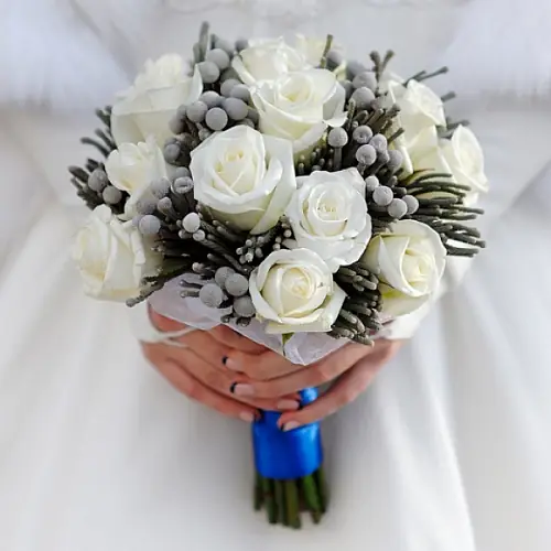 Букет невесты из брунии и белых роз 